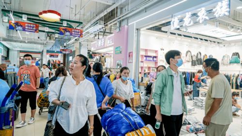 某大型服装批发市场上演 抢衣大战 ,啥情况